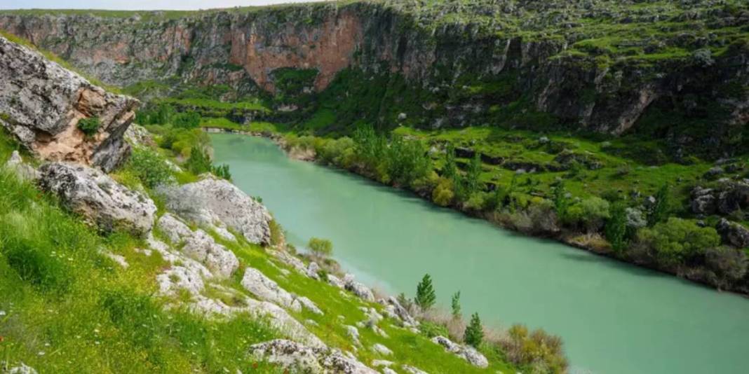 Kaya mezarları ve 5 bin yıllık tarihe ev sahipliği yapıyor! Kızılin Kanyonu bahar renkleriyle boyandı 1